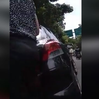 mobilnya-tergores-sedikit-cewek-ini-minta-ganti-rugi-rp-5-juta-ke-pemotor
