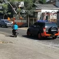 emak-emak-belok-mendadak-rombongan-brimob-tabrakan-beruntun-kaca-pecah