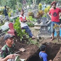 liang-lahad-terlanjur-digali-ternyata-wanita-di-blitar-ini-belum-meninggal