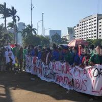 massa-buruh-di-depan-gedung-dpr-bubar-mahasiswa-datang