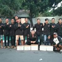 kelompok-pemuda-di-seberang-jalan
