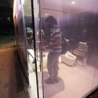 ada-toilet-umum-transparan-di-keramaian-tokyo-berani-coba