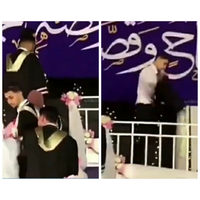 dilarang-naik-panggung-bersama-ibu-di-acara-wisuda-aksi-pemuda-ini-tuai-kontroversi