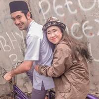 ketika-reza-rahadian-mencium-kiky-saputri-netizen-diam