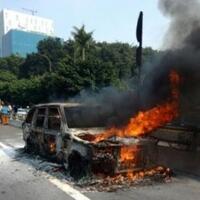mobil-range-rover-terbakar-di-tol-mt-haryono-diduga-korsleting-listrik