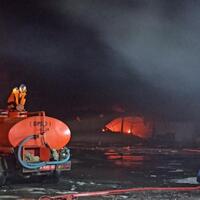 9-jam-berlalu-kebakaran-gudang-polytron-di-demak-belum-padam