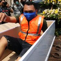 setop-hukuman-lucu-lucuan-rompi-dan-peti-pelanggar-psbb-bisa-tularkan-corona
