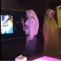 video-remaja-asik-karaokean-saat-temannya-salat