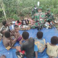 di-tengah-hutan-tapal-batas-papua-tni-bantu-ibu-melahirkan