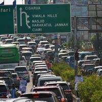 jalur-puncak-padat-banget-jelang-psbb-jakarta