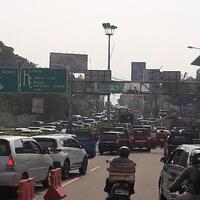 arus-lalin-menuju-puncak-padat-polisi-berlakukan-one-way