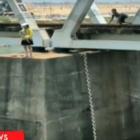 menegangkan-detik-detik-pria-selamatkan-wanita-dan-bayinya-yang-hendak-bunuh-diri