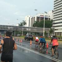 pasca-hujan-sudirman-thamrin-tetap-ramai-warga-berolahraga