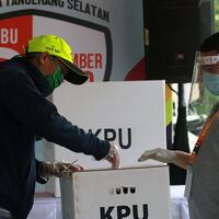 pilkada-corona-ditunda-jokowi-jatuh