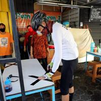 ganjar-masih-pakai-masker-buff-saat-gowes-sidak-warung-makan