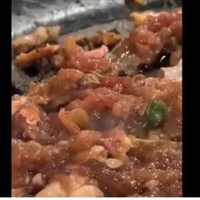 makan-daging-di-resto-ayce-orang-ini-terkejut-dapat-bonus-kecoa-hidup