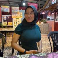 selebgram-asal-malaysia-darlene-adrienne-pakai-jilbab-tapi-kok-bajunya-kaos-buntung