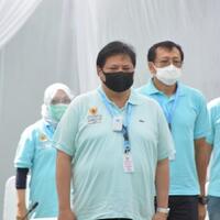 gaya-airlangga-pimpin-rapat-pakai--kalung--kotak-putih-apa-itu