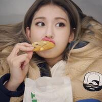 jeon-somi-ternyata-suka-kepoin-akun-orang-cantik