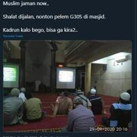 denny-siregar-salat-di-jalan-nonton-film-g30s-di-masjid-kadrun