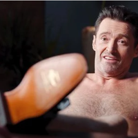 sebegitu-nya-nyari-duit-wolverine-hugh-jackman-tampil-tanpa-busana-dalam-iklan-sepatu
