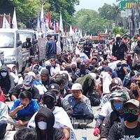 demo-buruh-tolak-omnibus-law-polisi-tutup-jalan-depan-gedung-dpr