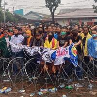 unjuk-rasa-tolak-uu-cipta-kerja-di-padang-sempat-diwarnai-aksi-lempar-botol