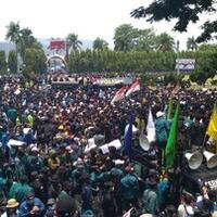 demo-omnibus-law-lampung-rusuh-massa-merangsek-masuk-dprd