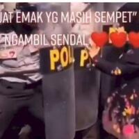 emak-emak-ini-ambil-sendalnya-di-barisan-polisi-saat-demo-santuy-banget
