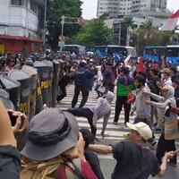 massa-demonstran-di-harmoni-lempari-polisi-dengan-botol