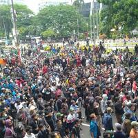 massa-mahasiswa-demo-uu-cipta-kerja-di-patung-kuda-terus-berdatangan