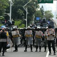 bentrok-dengan-aparat-pendemo-jebol-penyekatan-di-daan-mogot-tangerang