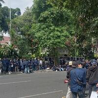 rumah-dinas-risma-dikepung-mahasiswa-dan-pelajar-surabaya