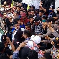demo-omnibus-law-mahasiswa-jebol-pagar-dprd-maluku