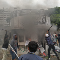massa-rusak-pos-polisi-tugu-tani-asap-hitam-mengepul