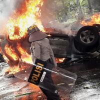 deretan-mobil-polisi-dan-aparat-yang-dirusak-dibakar-massa-demo