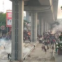 makin-mencekam-massa-demo-di-makassar-serang-polisi-dengan-petasan