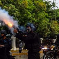 kami-cuma-ingin-ngomong-musuh-kami-bukan-polisi--saat-massa-hampiri-polisi-tanpa