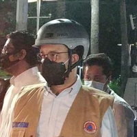 masih-rusuh-saat-pantau-halte-terbakar-di-hi-anies-mundur-ke-pos-polisi