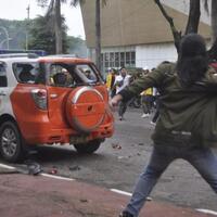 demo-ricuh-di-palembang-mobil-polisi-dirusak-massa