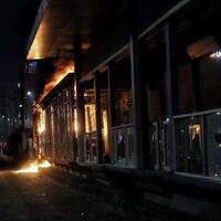 pos-polisi-halte-dan-bioskop-di-senen-jakpus-dibakar-massa