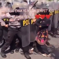 the-power-of-emak-lagi-demo-nekat-terjang-barisan-polisi-demi-ambil-sendal-jepit