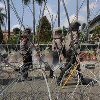 polisi-tangkap-16-relawan-medis-demo-omnibus-law-di-surabaya