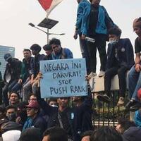 kumpulan-poster-lucu-saat-demo-tolak-ruu-omnibus-law