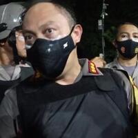 kelompok-baju-hitam-serang-polisi-di-bandung-disaat-mahasiswa-dan-buruh-sudah-mundur