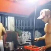 penjual-pecel-lele-bertubuh-atletis-sambelnya-pasti-jos