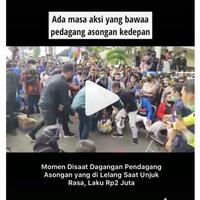 rezeki-gak-kemana-penjual-asongan-ini-dagangannya-dibayar-2-juta-mantap