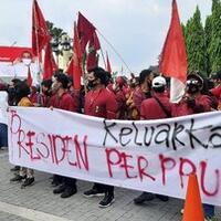 massa-aksi-di-solo-tuntut-jokowi-terbitkan-perppu-omnibus-law