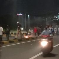 mencekam-massa-tutup-jalan-dan-aksi-bakar-bakaran-di-budi-kemuliaan