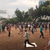 demo-mulai-rusuh-polisi-tembakkan-gas-air-mata-dan-susun-barikade